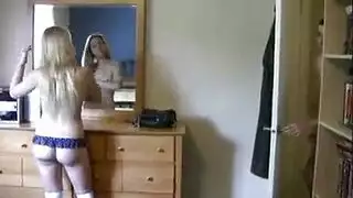 أماتور جميلة تحصل على هدية دافئة على وجهها