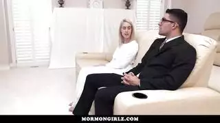 عاهرة صالة تدليك شقراء تريد قضيب نائب الرئيس بين ثدييها الكبيرين