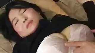ثعلبة آسيوية ناضجة تمارس الجنس الصعب حتى تنهك تمامًا