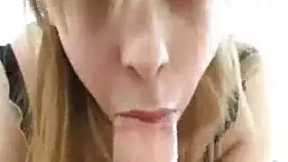الفتاة الموشومة تمص بعمق وتركب القضيب على كرسي المكتب