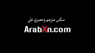 اخت مرهقه رمنسيه تدخل على اخوها النائم للغرفه وتمص زبه