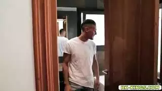 يمارس الجنس بسرعة وعمق في المطبخ مع مدبرة المنزل المبللة في كس