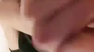 فتى مثار يملأون فتحته وهو وحده في المنزل
