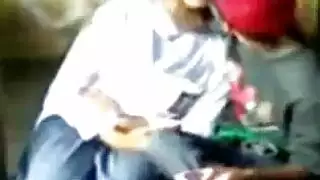 طالبة قرآن مراهقة تحصل على هدايا إباحية من أصدقائها في جلسة خاصة