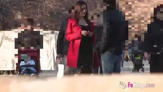 فتاتان أسمراوات مرحتان في علاقة جنسية رباعية صريحة