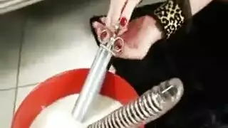 نجمة وسائل التواصل الشقراء تأخذ طلقات خلفية في مشهد إباحي