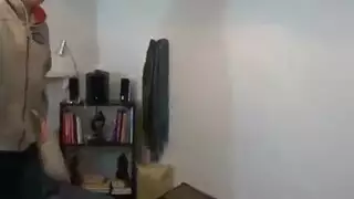 مقيّدة ومُدهونة: فتاة أمريكية تتعرض لجنس شرجي قاسٍ في الغرفة الحمراء