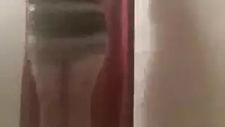 فتاة مثارة تحلق شعر فرجها