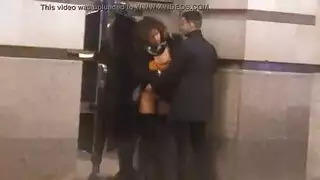 مؤخرة شابة تتعرض للضرب بقوة من أفراد ناضجين