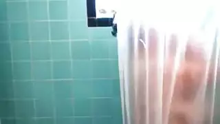 عاهرة الكاميرا تداعب فرجها المبلل من أجل متعة حبيبها