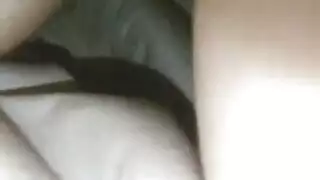 نجم إباحي ذو قضيب كبير يضرب فتحة متلهفة بقسوة