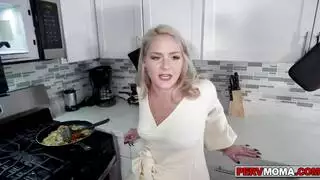 هذا الفرج الشبق لا يتوقف عن الأنين بسبب وضعية الكلب
