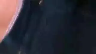 مرح تبول ذهبي: فتاة شقراء تغمر المجفف