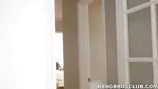 فتاة تتناك من ثلاثة رجال الزب الأزرق الكبير