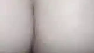 حركة جنسية مثلية صريحة: فتى يركب قضيبًا مشقوقًا
