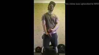 رجل أنيق يستمتع بقضيب صلب جميل