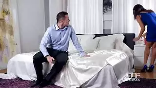 فتاة سمراء ممتلئة الصدر تأخذ جنس مهبلي خشن