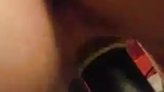 شابة سمراء ترفع صوتها في فيلم إباحي عرقي