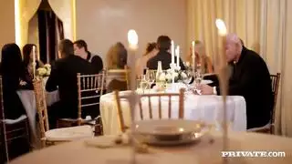 جلسة إكس إكس إكس السرية لامرأة غنية مع نادل مُعَزَّز
