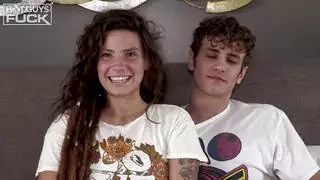 كل العمل ولا متعة؟ هذه المرأة تطلب أفلام إباحية خشنة