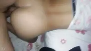 مضيفة طائنة مثارة تأخذ عدة أعضاء ذكرية