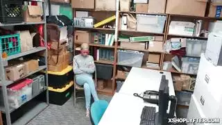 ترتدي ملابسها بالكامل وتنكح بقضيب قاسٍ