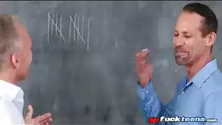 علاقة جنسية جماعية علنية مع معلمين مثارين