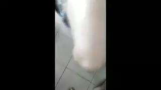 ابن عمها يدخل البيت يلاقيها تنتاك ويفضحا عربي