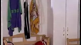 حوض سباحة صغير، جنس جماعي كبير: مراهقون يمارسون الجنس في الماء