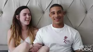 تخلع ملابسها من أجل مشهد إباحي مكثف