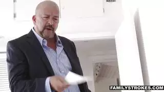 هؤلاء عاهرات المكتب يستخدمن مهابلهن كأداة عمل