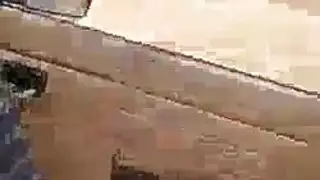 امرأه مربربه في المطبخ والولد الصغير