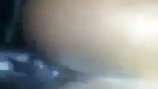 مص قاسي على الأرض: تخدم قضيباً صلباً على ركبتيها