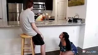 اخت تجلس على زب اخوها امام امها في المطبخ
