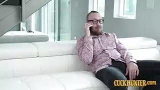 سمراء تأخذ قضيباً صلباً في مهبلها الضيق