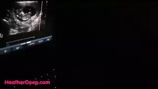 قضيب شاب يغمر وجهها في المني في فيلم إباحي صريح