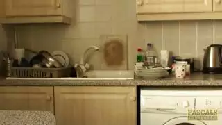 فحول جديدة تثقب كسًا مبللاً ومفتوحًا في فيلم صريح