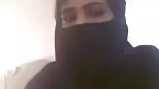 فتاة عربية ساخنة تكشف عن ثدييها الكبيرين على الكاميرا