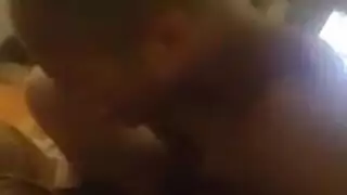 رجل ذو خبرة يسيطر على كوغار في جنس صريح
