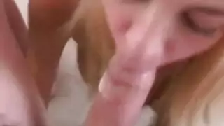 شقراء ممتلئة الجسم تمط بقضيب أسود عملاق