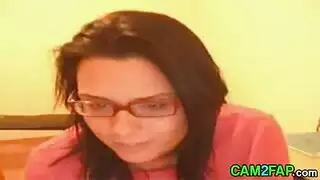 هاوية صغيرة تتلقى جنس فموي عميق وعمل يدوي قاس على الكاميرا