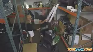 شقراء ساخنة تأخذ قذفًا على وجهها بعد مص قوي للقضيب