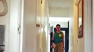 جسم زوجة الأب المثير يجعله يستمني، لذا تمتعه بقوة