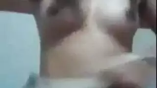 شاب يستمني يفرك وله ويبزق