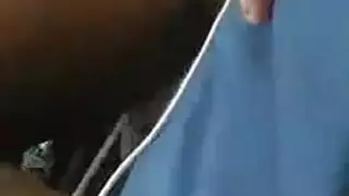 مراهقة سمراء ساخنة تتبول ثم تأخذ قضيباً كبيراً