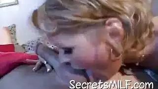 شقراء أكبر سناً تمارس الجنس بجوارب الفخذ السوداء والثونغ