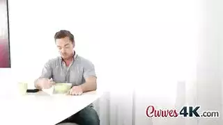 هناك شيء عنها يجعل هذه السهرة تبدو رائعة جدا مع الثدي العصير الكبير