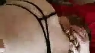 حفلة جنس في الصالة: شقراء هاوية تأخذه في كل ثقب