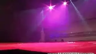 فتاة شقراء تجعل مؤخرتها وجملها يقطران بللاً في فيلم إباحي صريح