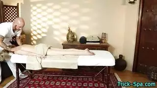 تدليك أثداء وأمهات رطبة حتى تستثار